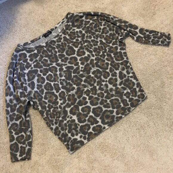 Made in Canada Jaguar Print Soft Dolman Sleeve Top - Small - Picture 11 of 15